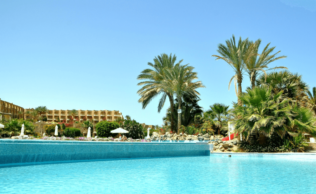 Das Bild zeigt die Poollandschaft des Bryka Bay Resorts in Marsa Alam