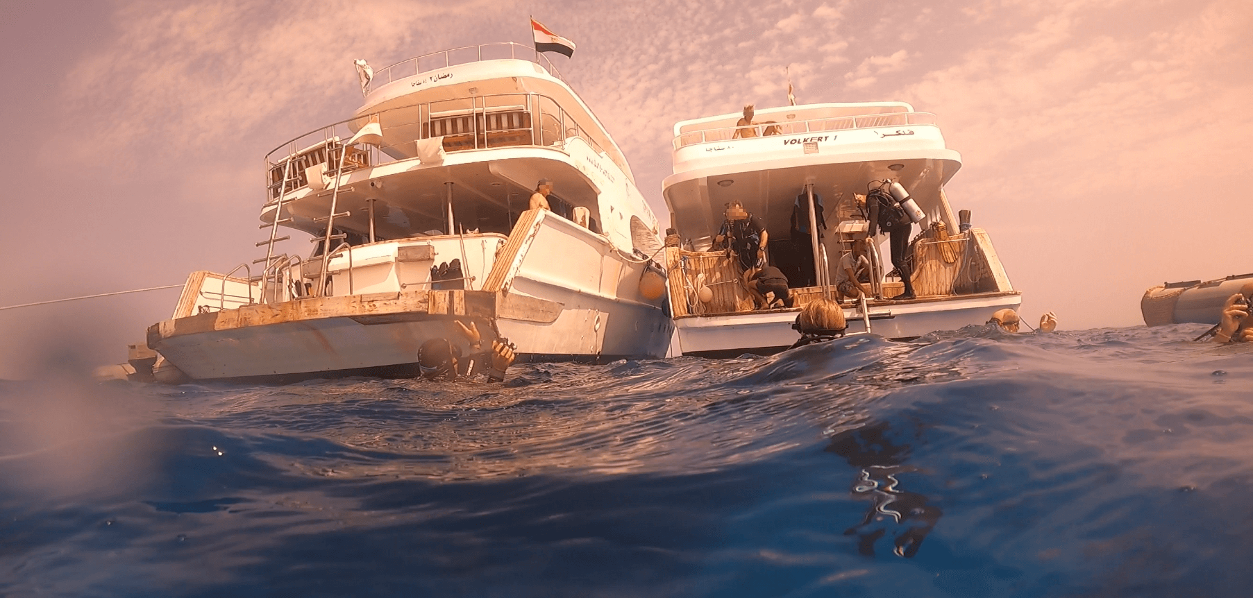 Zwei Tauchboote mit mehreren Tauchanfängern in Ägypten