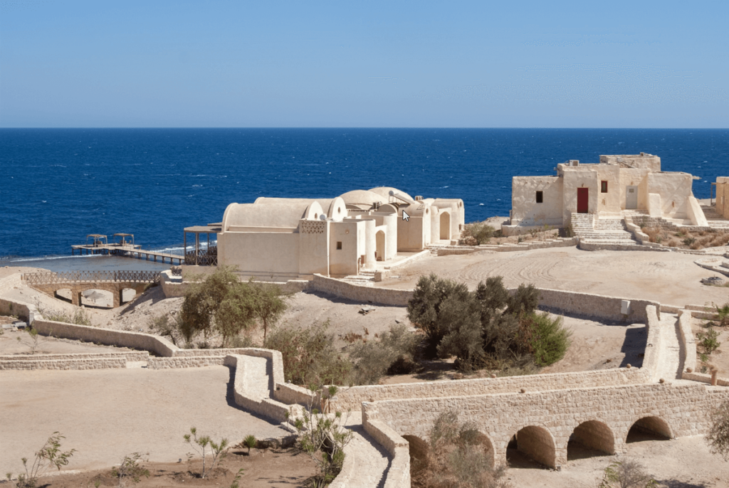 Das Bild zeigt einen Ausblick auf The Oasis Hotel mit der Küste und Hausriff im Hintergrund