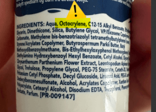 Inhaltsstoffe einer üblichen Sonnencreme mit hervorgehobenen bedenklichen Stoffen