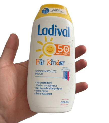 Korallenfreundliche Sonnenmilch Ladival wird in der Hand gehalten