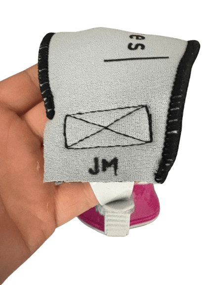 Initialien als Beschriftung mit Marker auf Neoprenmaskenband