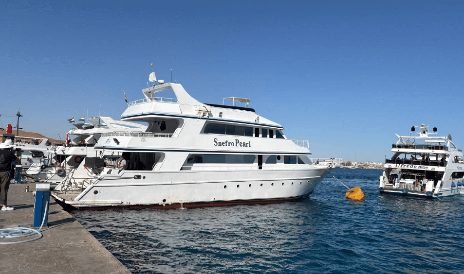 Mehrere Tauchboote im Hafen in Ägypten