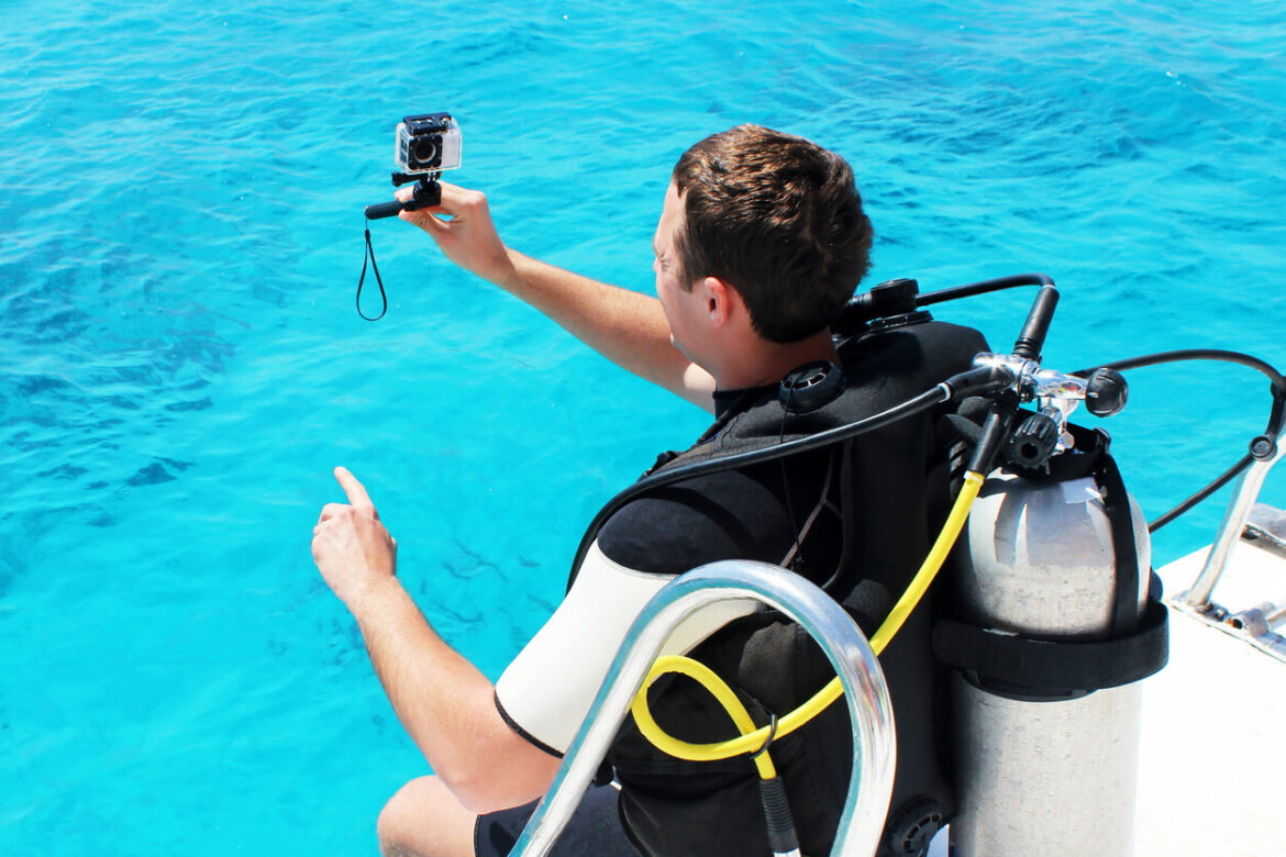 Unterwasserkamera für Taucher die von einem Taucher in der Hand gehalten wird.
