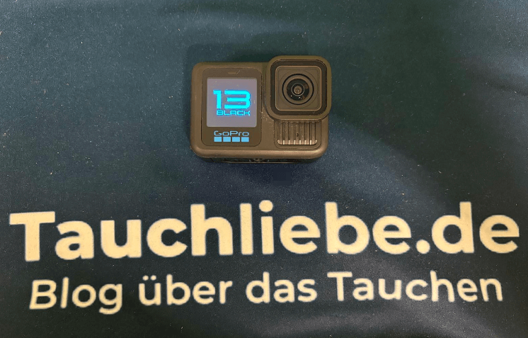 GoPro Hero 13 liegt auf Tauchliebe.de Handtuch