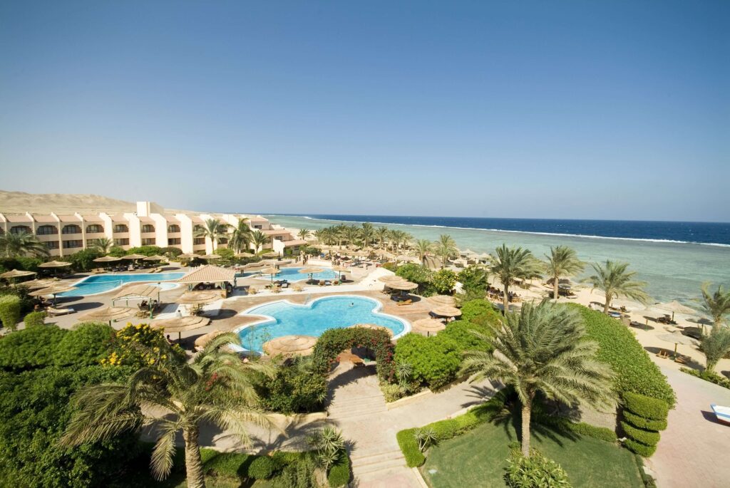 Übersicht des Hotels flamenco Beach & Resort in El Quseir mit Blick auf Poolanlage, Strand und Hausriff