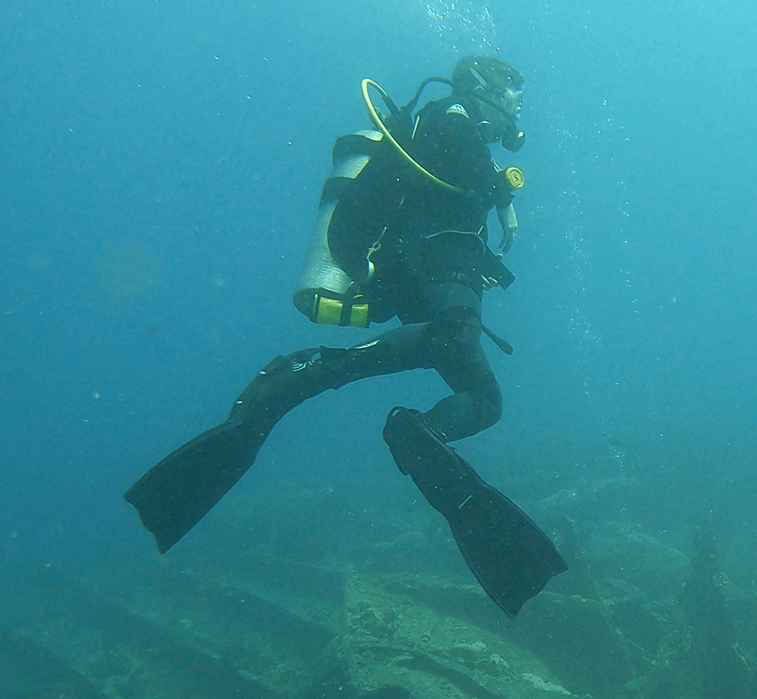 Junger Taucher testet schwarze Tauchflossen