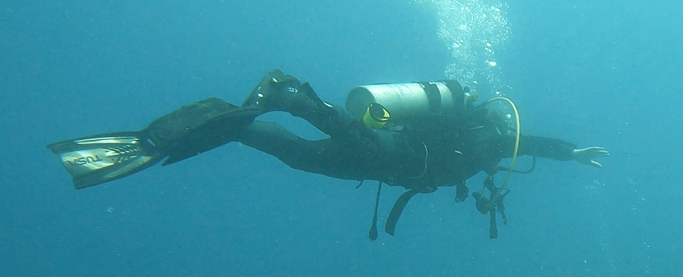 Taucher testet TUSA HyFlex Geräteflossen unterwasser