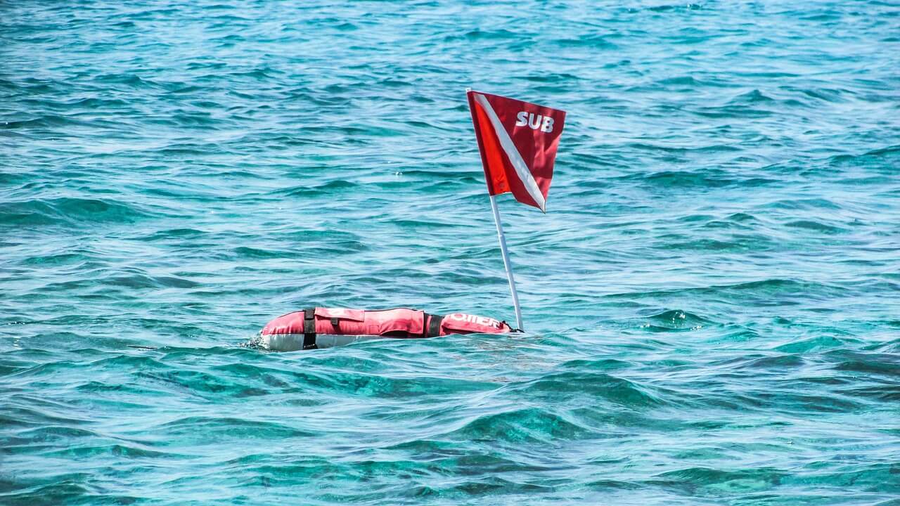 Tauchboje schwimmt an der Wasseroberfläche