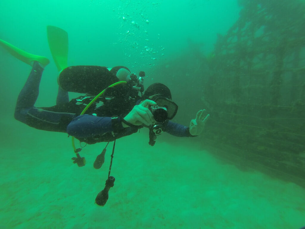 Taucher vor einem Wrack beim Tauchen bei Sipadan Island in Malaysia