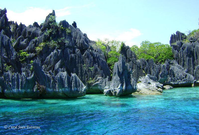 Laguna mit türkis blauem Wasser und Felsen im Schnorchelgebiet Palawan