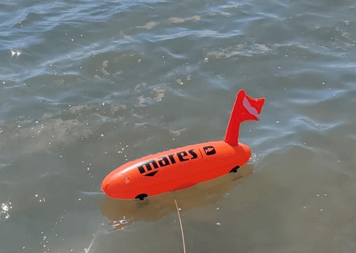 Mares Torpedo Boje im Wasser