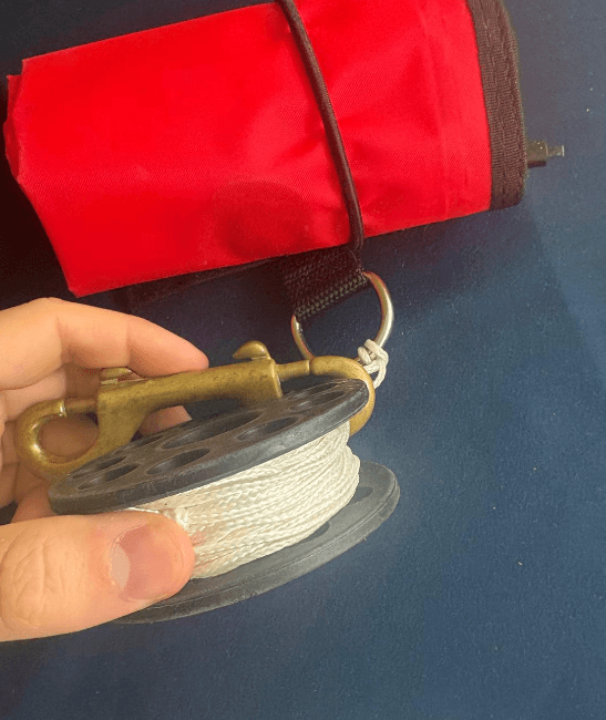 Rote Tauchboje mit einem Reel