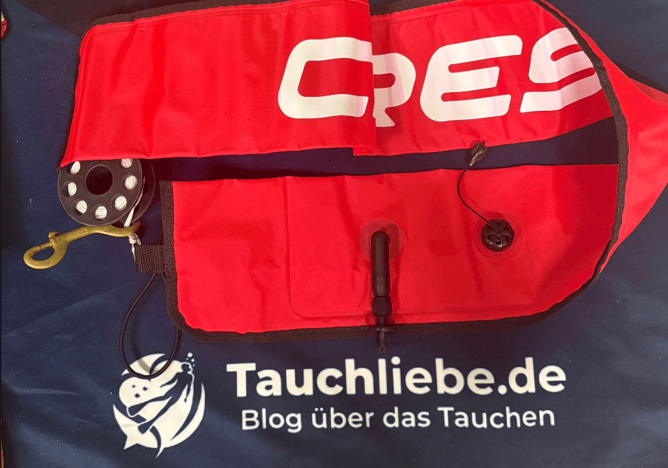 Cressi Marker Boje in Signalrot auf Handtuch vor dem Tauchgang