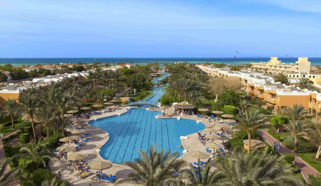 Pool und Anlage vom Golden Beach Resort in Hurghada