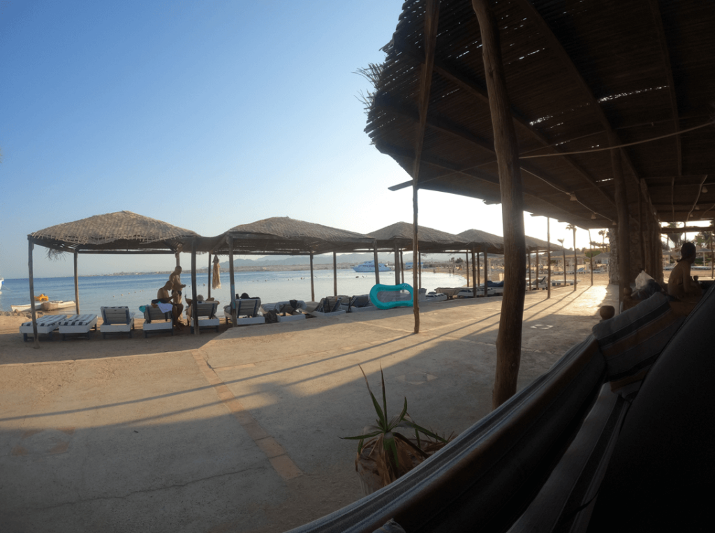 Strand vor der deutschen Tauchschule Volkert Dive in Safaga Ägypten