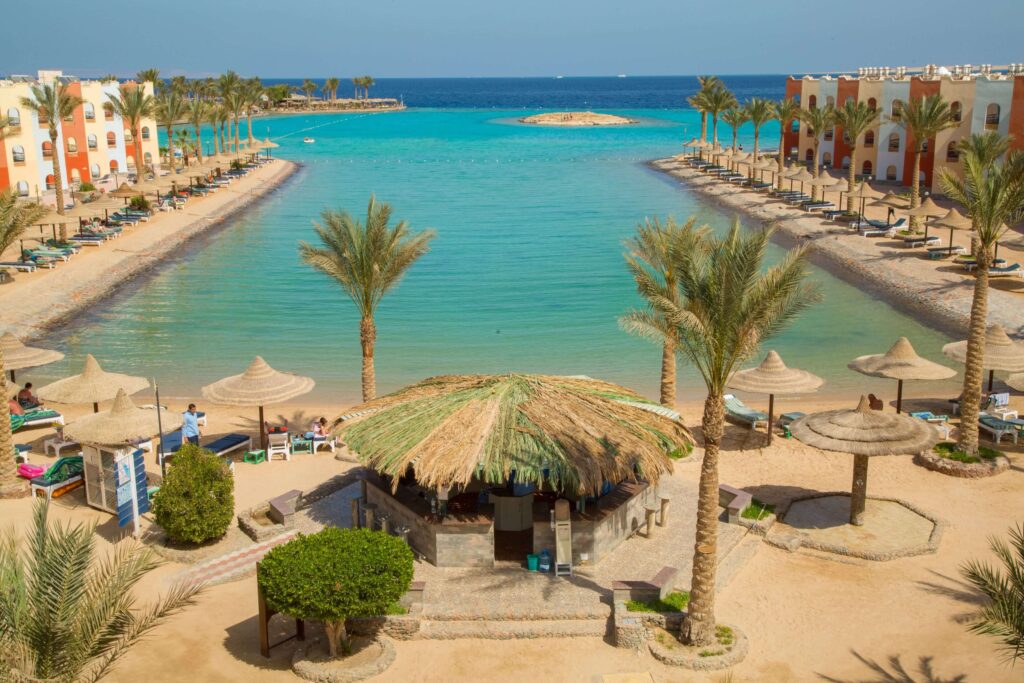 Strand und Beginn des Hausriffs im Arabia Azur Hotel in Hurghada