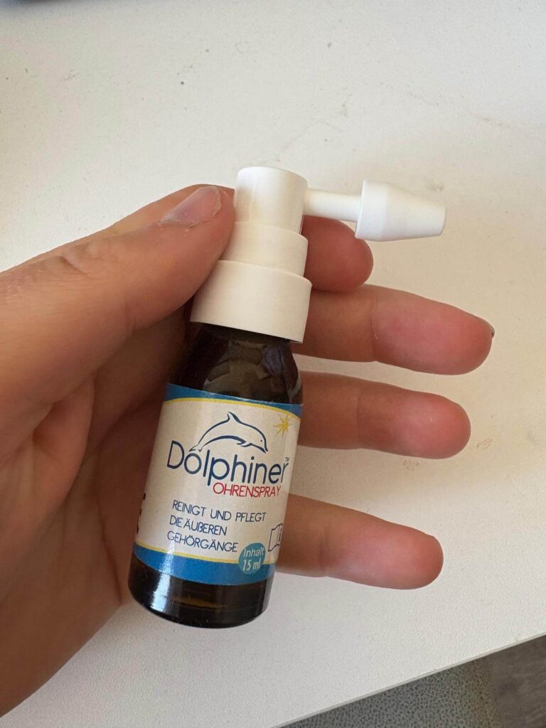 Dolphiner Taucher Ohrenspray wird in der Hand gehalten