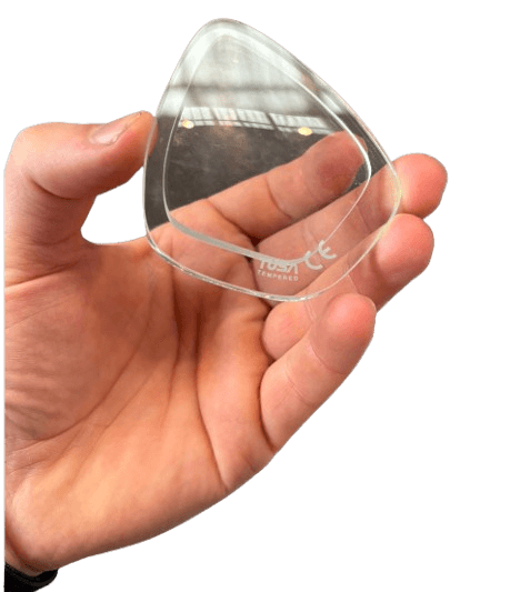 Einklebelinse für Tauchmaske wird in der Hand gehalten