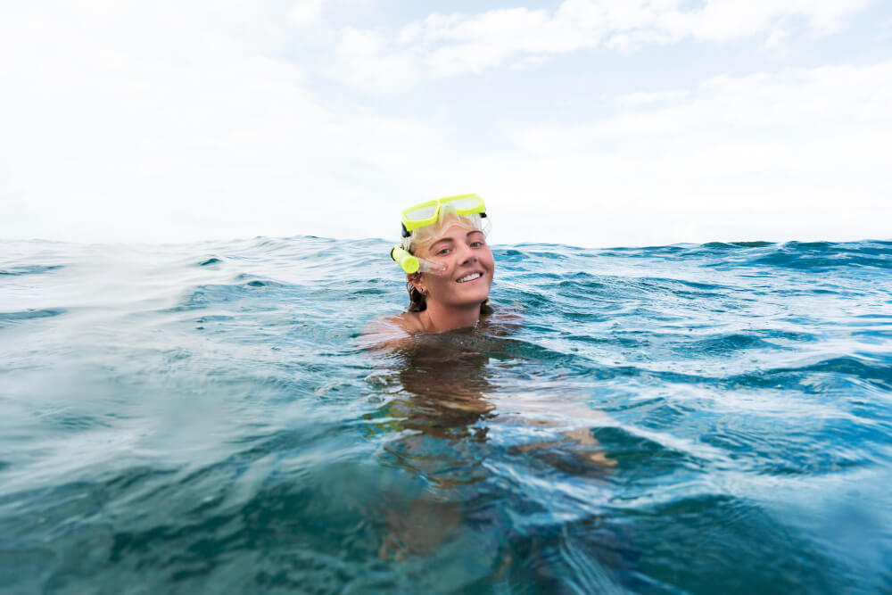 Frau beim Schnorcheln an der Oberfläche in Lahami Bay