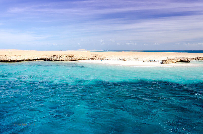 Entspannter Strandabschnitt mit türkiblauem Wasser in Hurghada