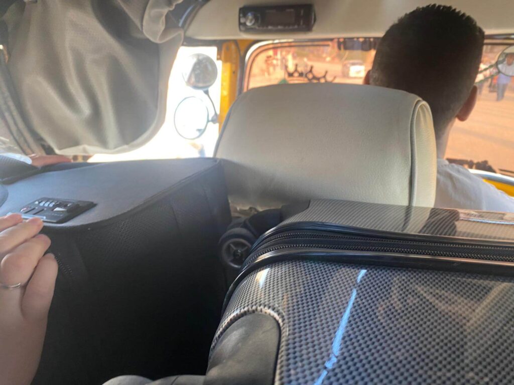 Zwei Koffer auf der schmalen Rückbank beim Transfer vom Flughafen nach Hurghada