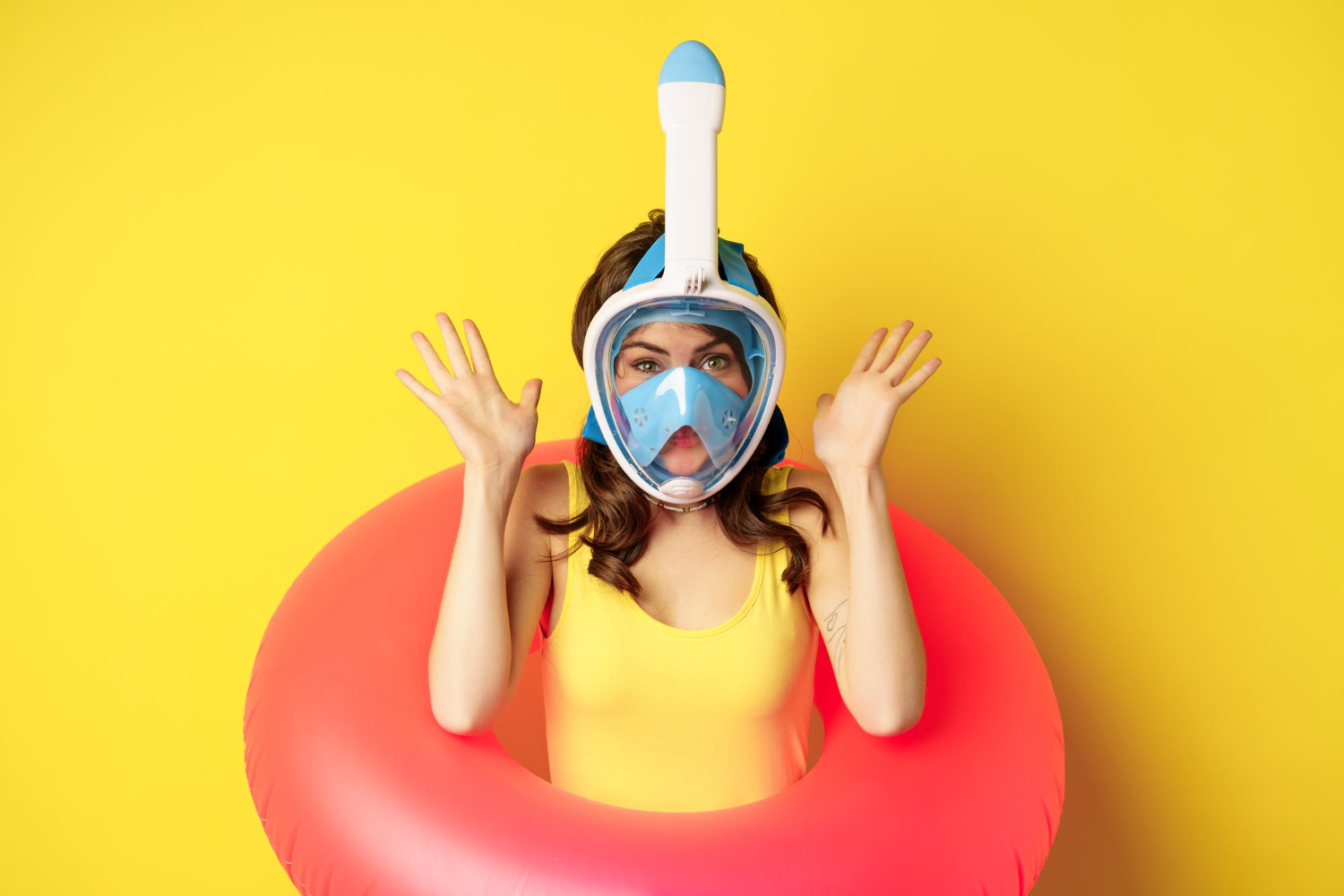 Frau mit Vollgesichts-Schnorchelmaske im Schwimmreifen – Symbolbild zur Frage, ob Schnorchelmasken gefährlich sein können