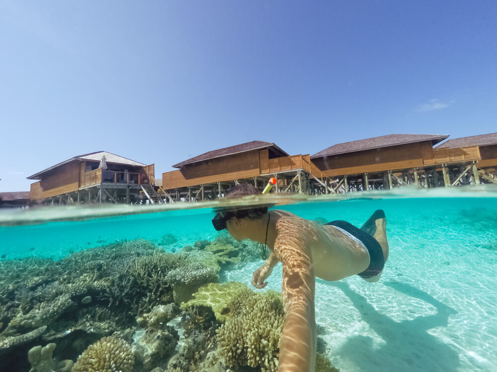 Schnorchler am Hausriff eines Hotels an der Makadi Bay