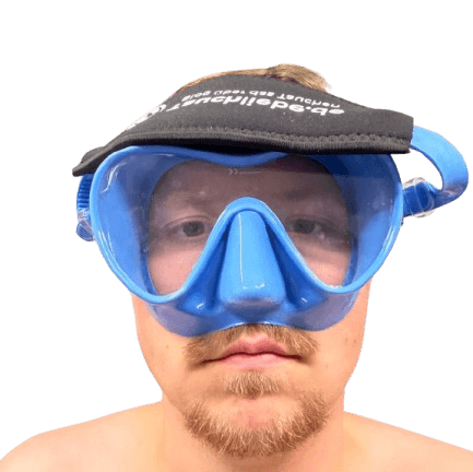 blaue Tauchmaske hält ohne Kopfband auf dem Gesicht eines Schnorchlers