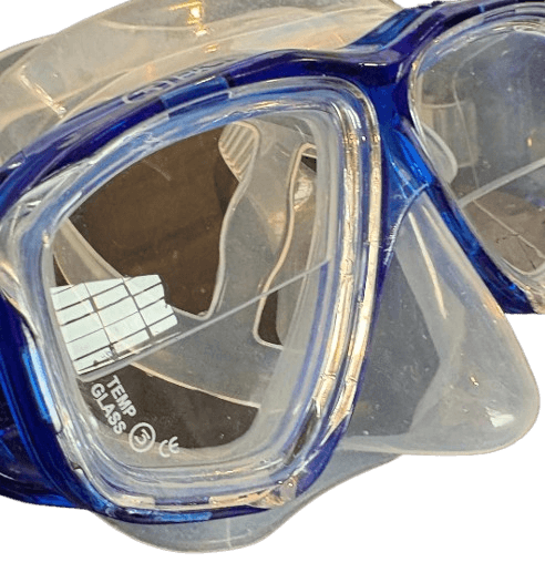 Blaue Tauchmaske mit geteiltem Glas. Untere hälfte Stärke obere normales Glas