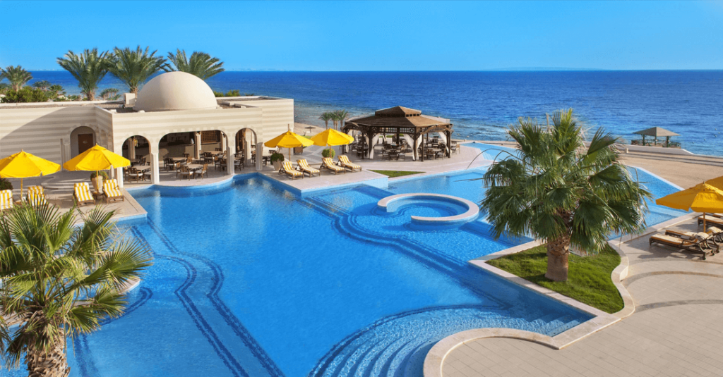 Poolbereich und Blick auf das Meer vom The Oberoi Beach Taucherresort in Hurghada