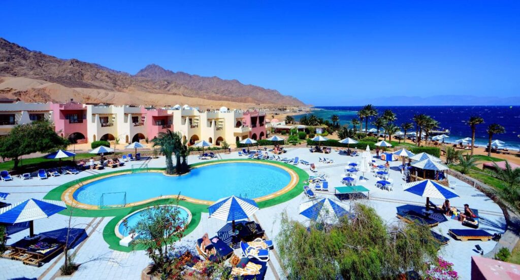 Pool und Außenbereich des Tropitel Dahab Oasis Hotel 