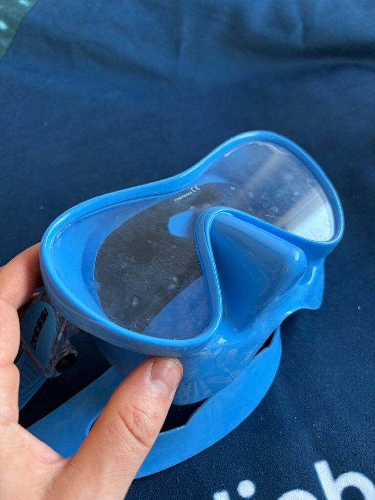 Nahaufnahme Hellblaue Einglasmaske
