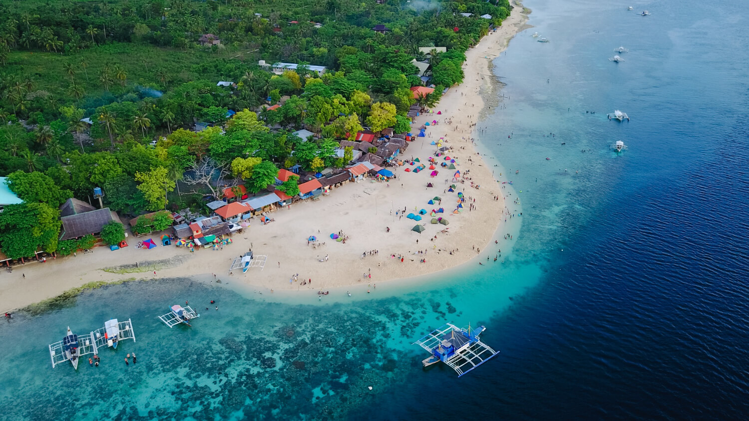 Strand mit türkisenem Wasser während der besten Reisezeit zum Tauchen auf den Philippinen