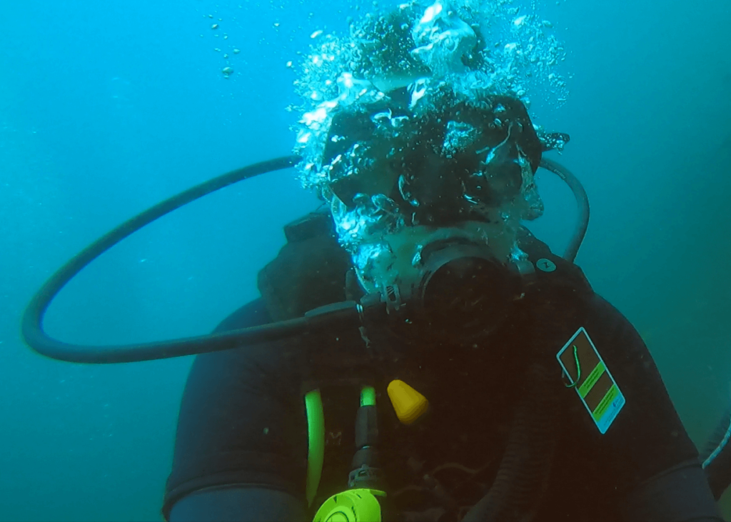 Taucher testet die Mares X-Vision Ultra Tauchmaske und schaut in die Kamera. Das Gesicht ist mit sehr vielen Luftblasen überdeckt.