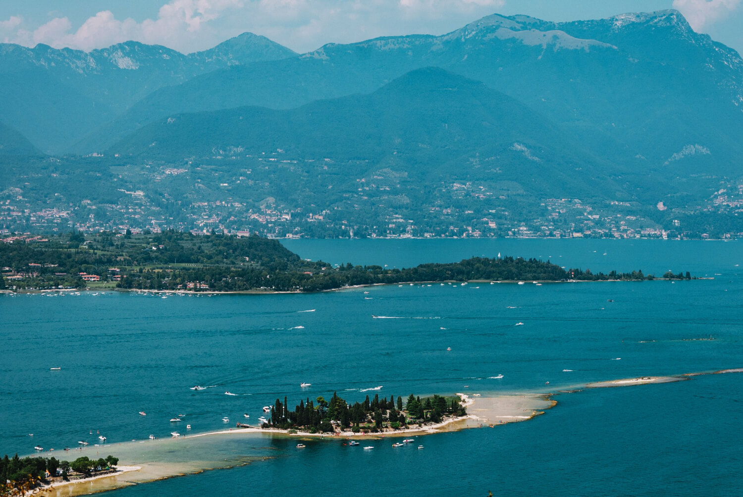 Luftaufnahme des Gardasee der einige potenziell gefährlichen Fische beheimatet