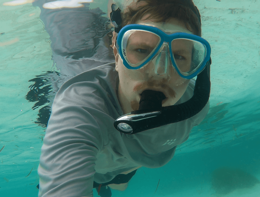 Schnorchelr Unterwasser mit UV-Shirt