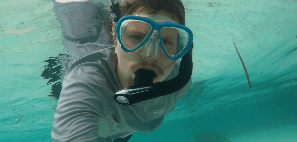 Schnorchler schützt sich mit UV-Shirt gegen Sonne
