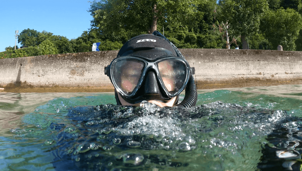 Taucher a nder Oberfläche mit beschlagener schwarzen Tauchmaske