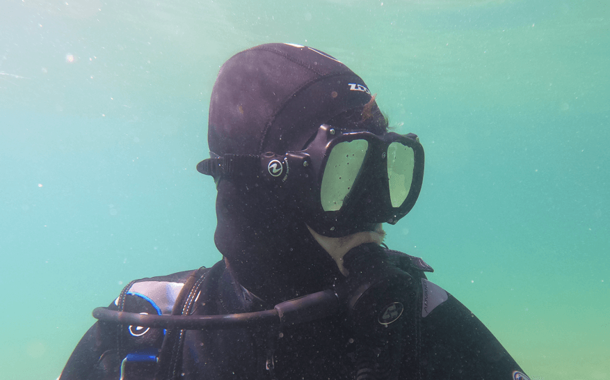 Taucher trägt eine perfekt passende Tauchkopfhaube