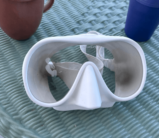 Weiße Tauchmaske mit schwarz verbranntem Glas