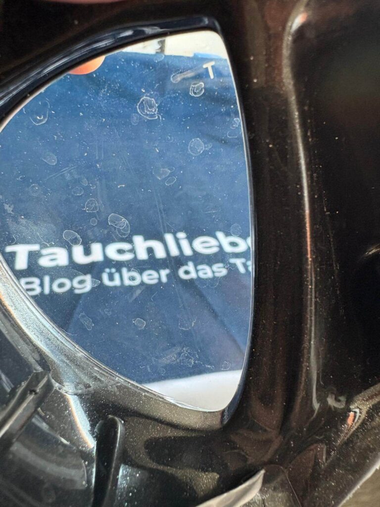 Aufnahme aus dem Inneren einer Tauchmaske durch das Glas - es symbolisiert den Sichtfeld Check beim Kauf