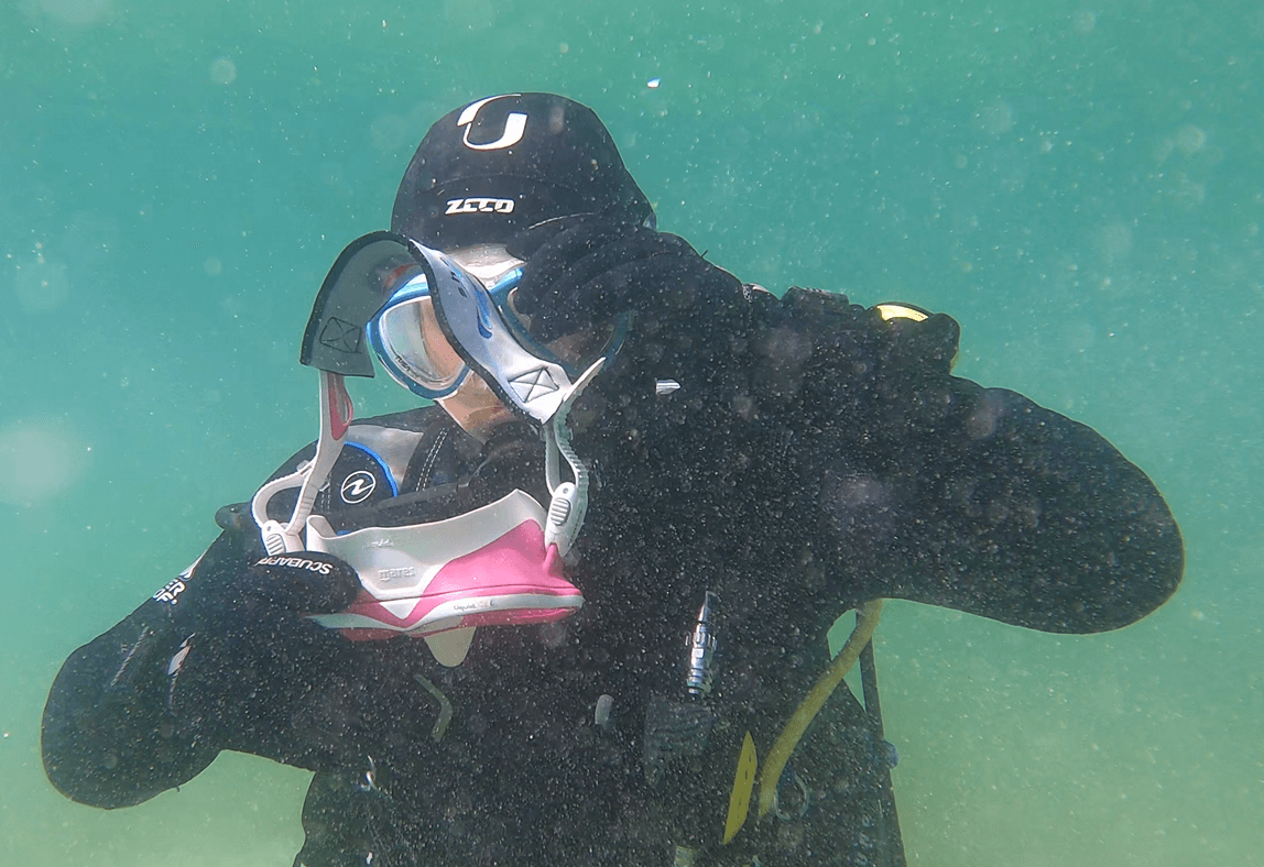 Taucher wechselt unter Wasser seine Tauchmaske während eines Tests im Bodensee.