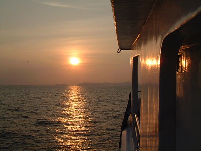 Sonnenuntergang auf einem Tauchboot in der nähe des Richelieu Rock Tauchplatzes in Thailand