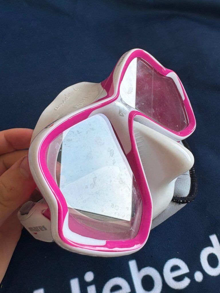 Nahaufnahme pink-weiße Zweiglas Tauchmaske