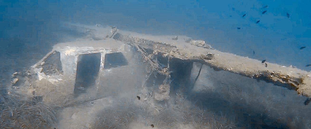 Tauchplatz BN-2A Islander Flugzeugwrack vor Capoliveri im Mittelmeer