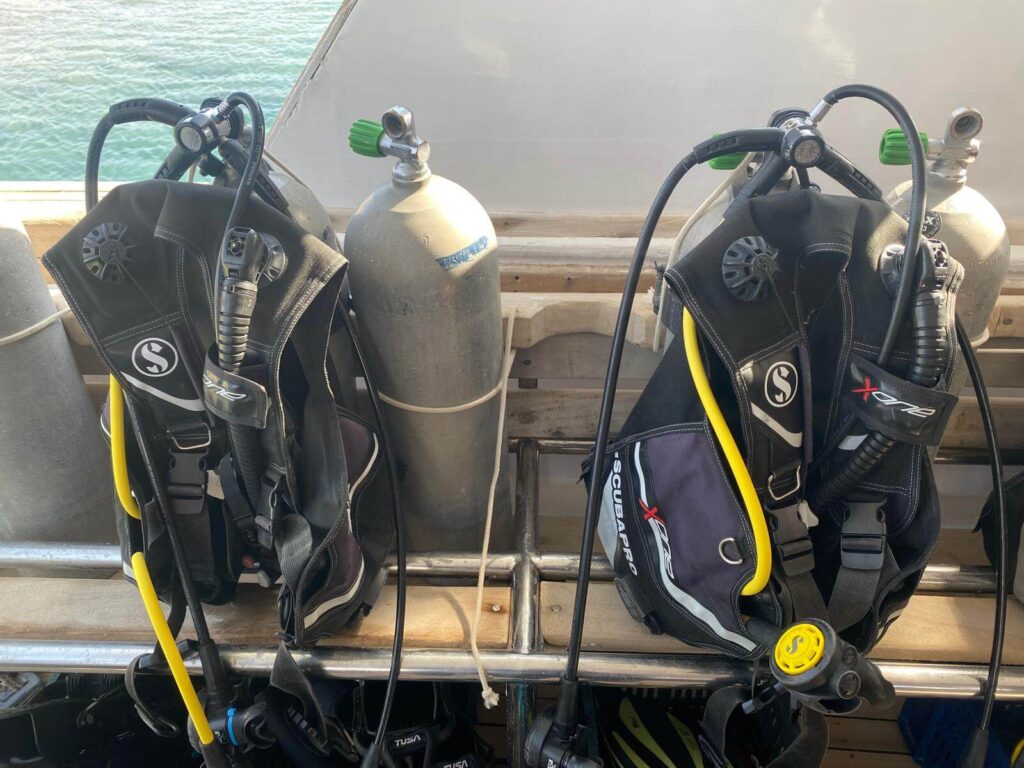 Billige Leihausrüstung auf einem Tauchboot in Ägypten