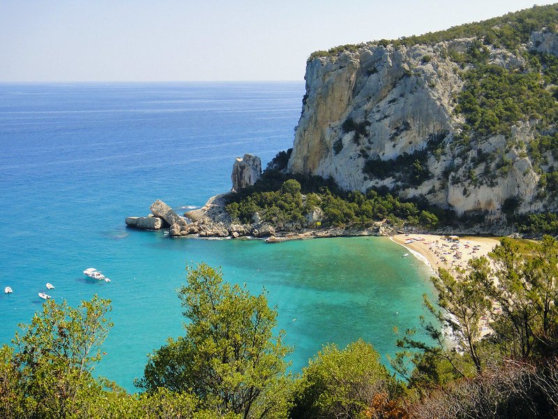 Die malerische Bucht von Cala Luna auf Sardinien, bekannt für ihre Höhlen und türkisblauen Gewässer.
