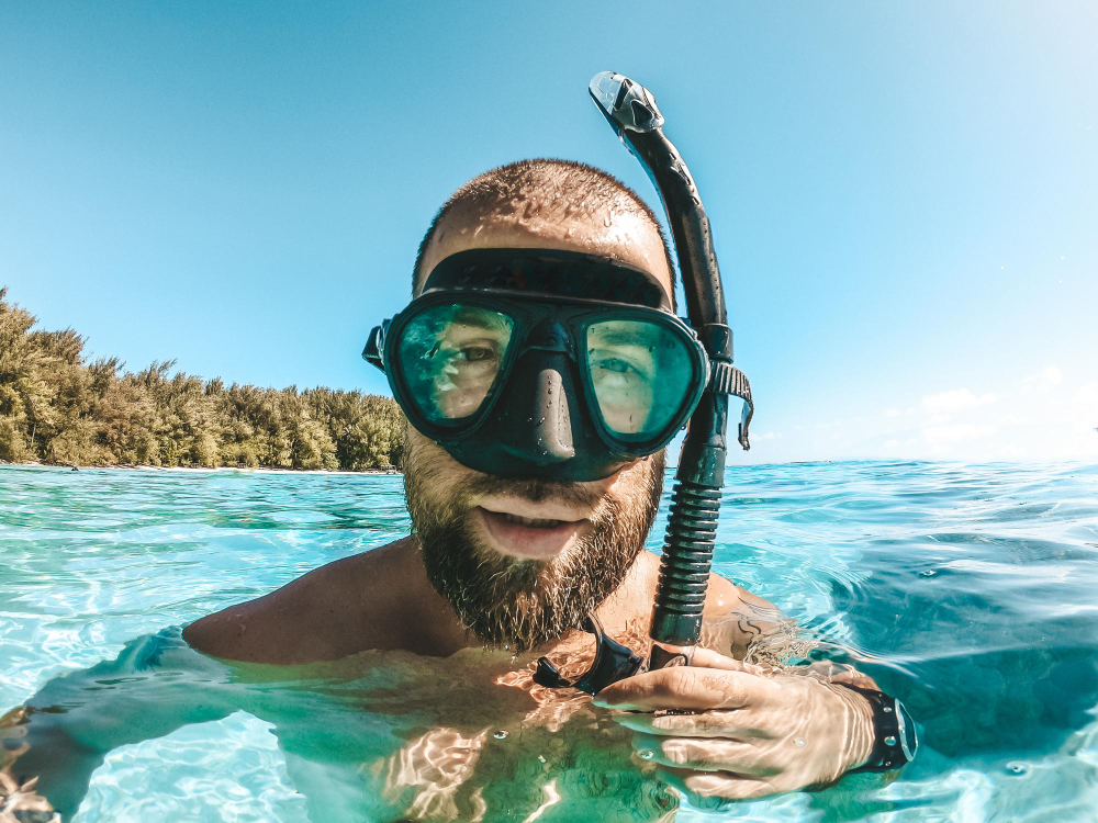 Glücklicher Schnorchler mit einer Taucherbrille nicht beschlägt