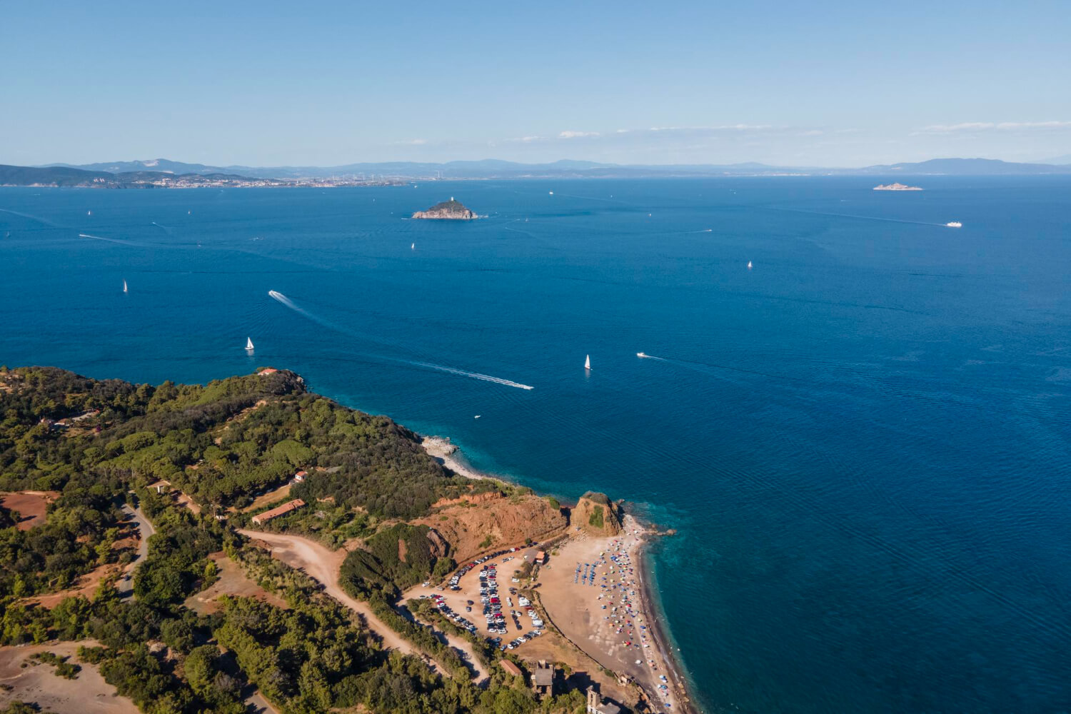 Luftaufnahme von der insel Elba mit mehreren Personen die Schnorcheln